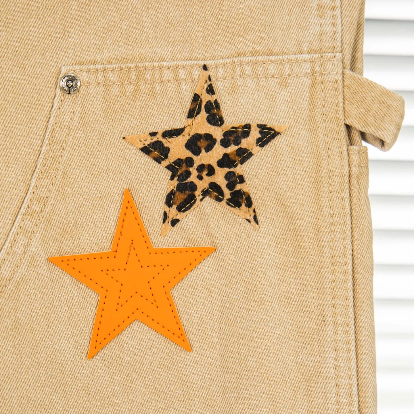 P280 Chrome Hearts khaki orange leopard print star couple jeans are a hot trend this season and are sought after by countless celebrities and fashionistas. The neat details of the cutting process add color to the playful fashion! The neat and meticulous design, and the well-fitting structure is unique. The upper body not only has outstanding recognition, but also looks younger and younger. A style with the ultimate wearing meaning and performance, gorgeous color matching, and the craftsmanship of this style is also extremely extraordinary. After the finished product is washed, it is disassembled and hand-made with sheepskin cross leather and then spliced ​​together to complete. The whole piece has too many craftsmanship to describe. It is decorated with patchwork cross flowers and high-waisted washed jeans! ! Absolutely high-end luxury product, a god-level single product, a super popular product, made with top heavy industry, a must-see magic weapon that can't be missed. Style number: 1828# Size: 30 32 34 36 Color: Khaki